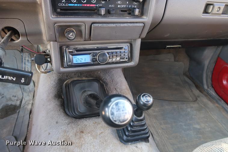 image for item DD9561 1991 Isuzu pickup truck