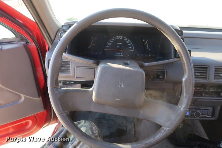 image for item DD9561 1991 Isuzu pickup truck