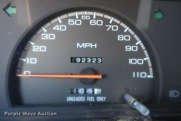 image for item DD9561 1991 Isuzu pickup truck