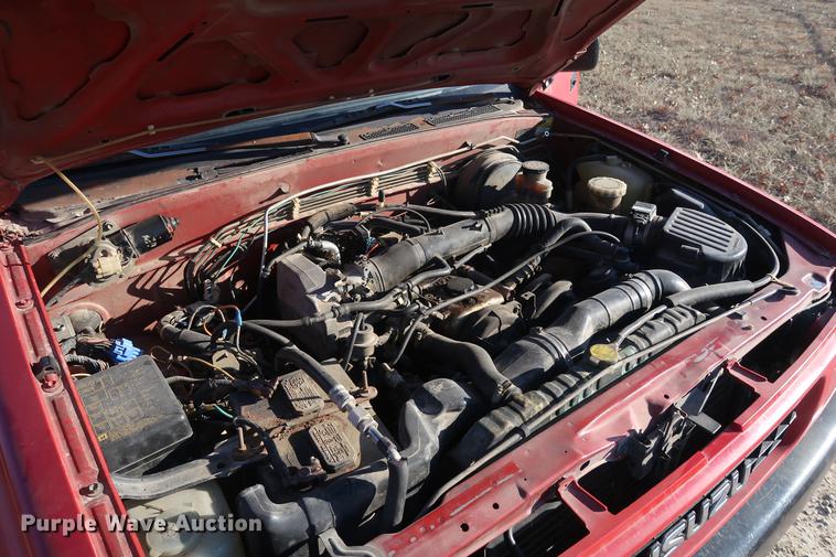 image for item DD9561 1991 Isuzu pickup truck