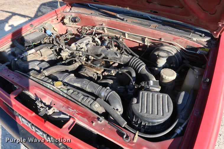 image for item DD9561 1991 Isuzu pickup truck