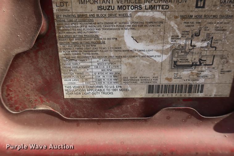 image for item DD9561 1991 Isuzu pickup truck