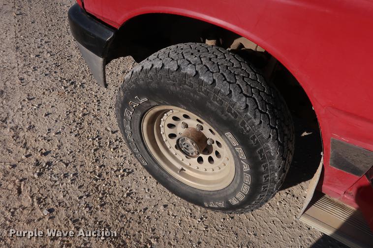 image for item DD9561 1991 Isuzu pickup truck