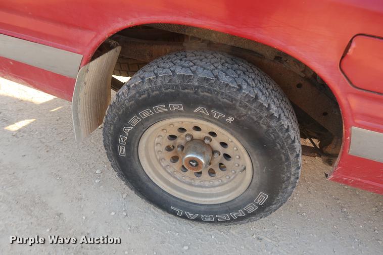 image for item DD9561 1991 Isuzu pickup truck