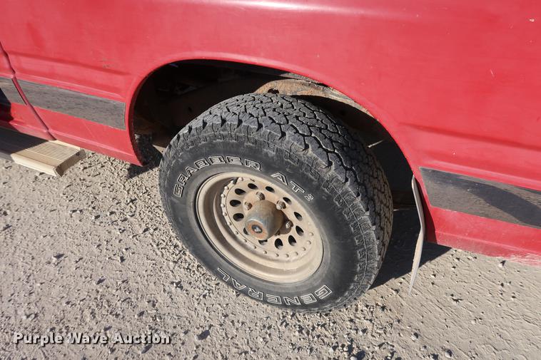 image for item DD9561 1991 Isuzu pickup truck