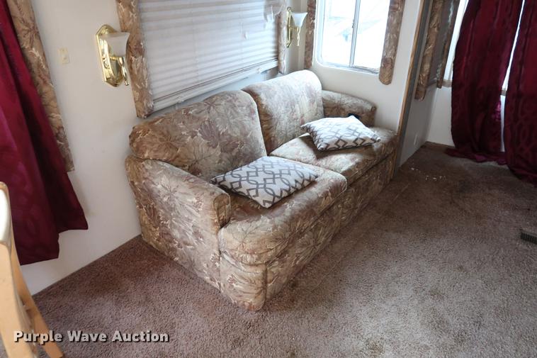 image for item DD9568 2003 Mckenzie Medallion camper