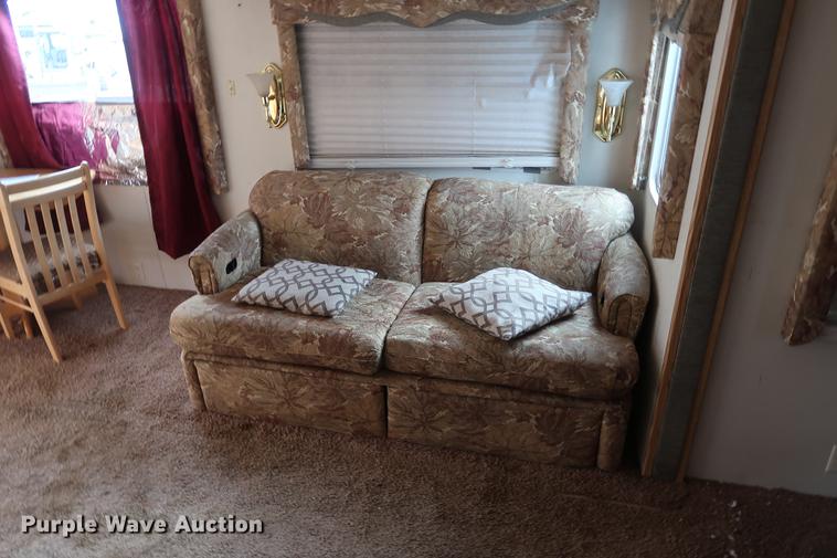 image for item DD9568 2003 Mckenzie Medallion camper