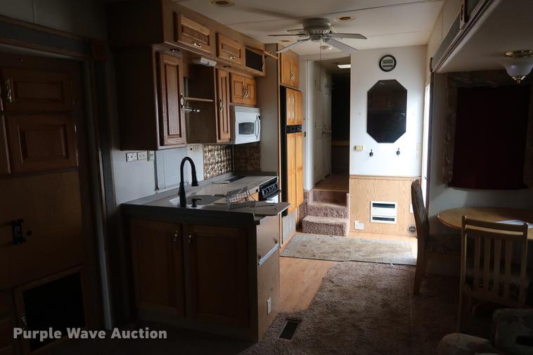 image for item DD9568 2003 Mckenzie Medallion camper