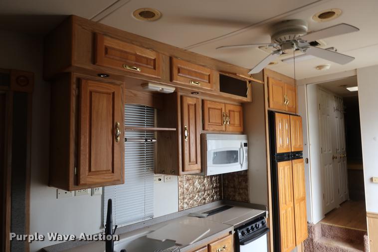 image for item DD9568 2003 Mckenzie Medallion camper