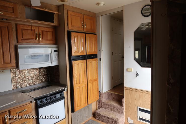 image for item DD9568 2003 Mckenzie Medallion camper