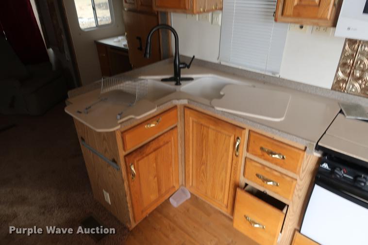 image for item DD9568 2003 Mckenzie Medallion camper