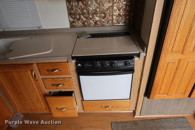 image for item DD9568 2003 Mckenzie Medallion camper