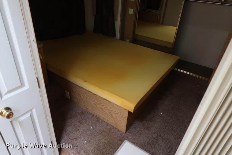 image for item DD9568 2003 Mckenzie Medallion camper