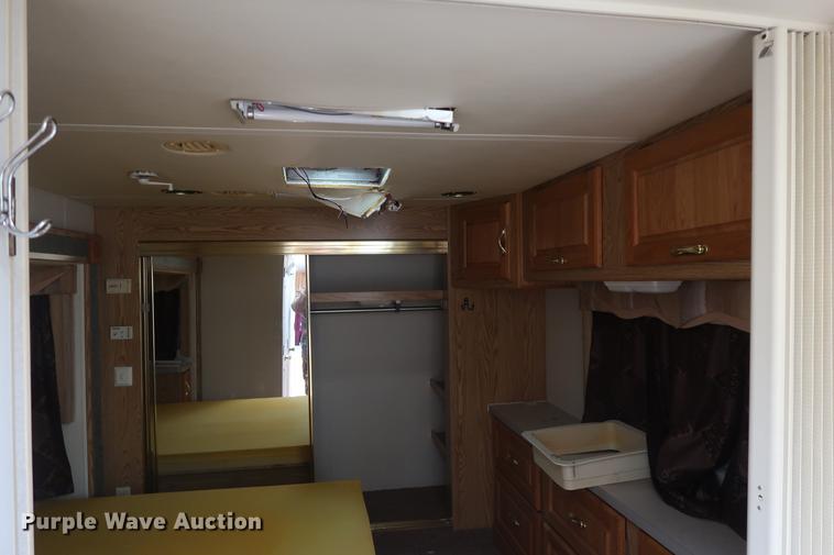 image for item DD9568 2003 Mckenzie Medallion camper