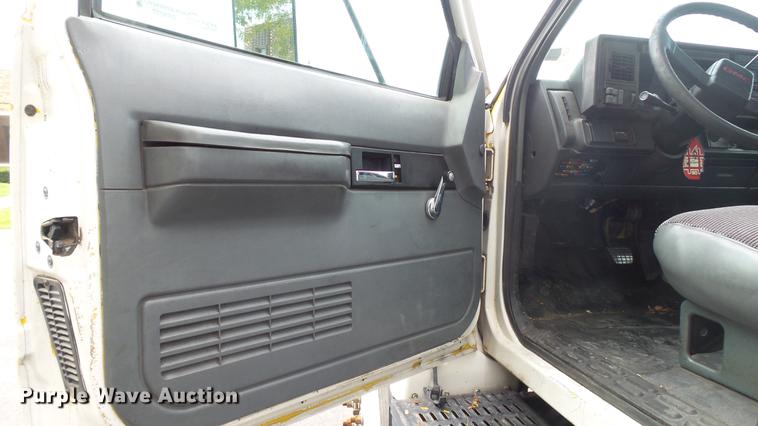 image for item DT9077 2001 GMC 6500 box truck