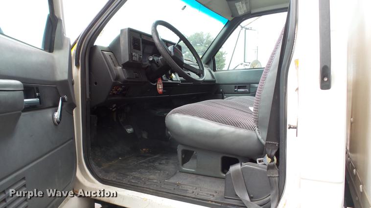 image for item DT9077 2001 GMC 6500 box truck