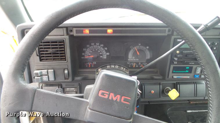 image for item DT9077 2001 GMC 6500 box truck