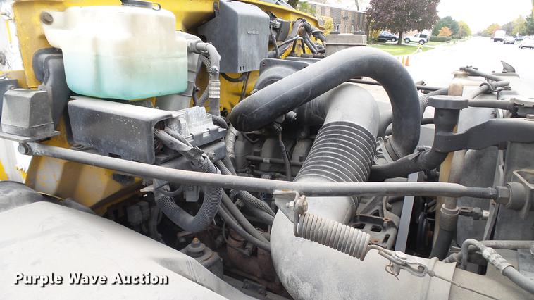 image for item DT9077 2001 GMC 6500 box truck