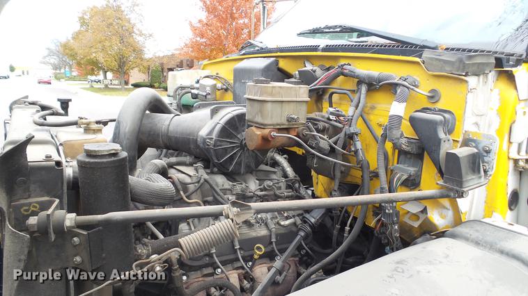 image for item DT9077 2001 GMC 6500 box truck