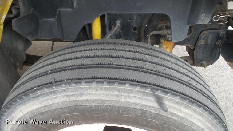 image for item DT9077 2001 GMC 6500 box truck