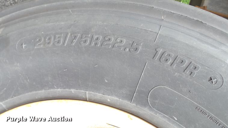 image for item DT9077 2001 GMC 6500 box truck