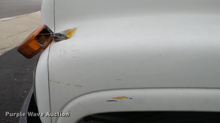 image for item DT9077 2001 GMC 6500 box truck