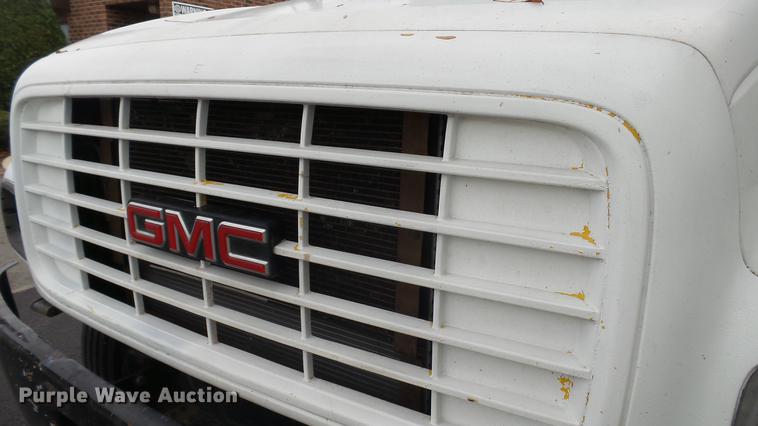 image for item DT9077 2001 GMC 6500 box truck