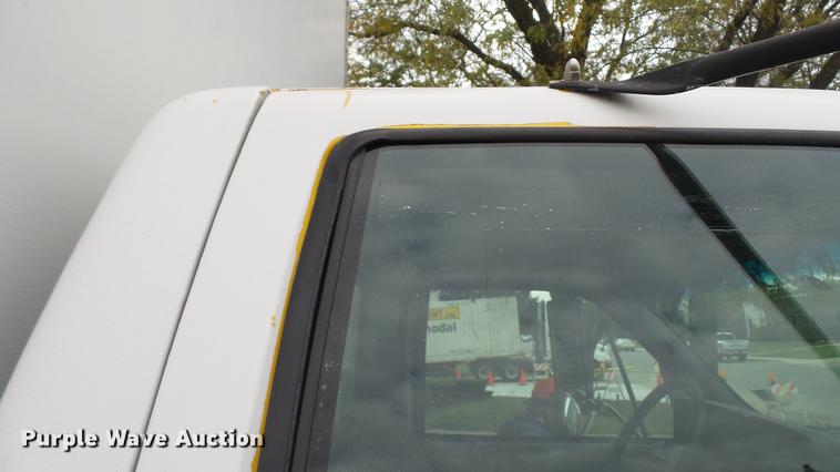 image for item DT9077 2001 GMC 6500 box truck