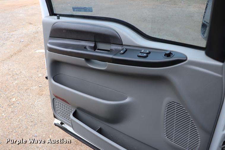 image for item EC9374 2006 Ford F250 Super Duty XLT SuperCab pickup truck