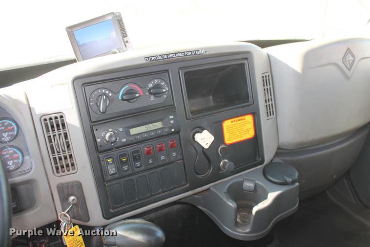 image for item DB5087 2010 International DuraStar 4300 bucket truck