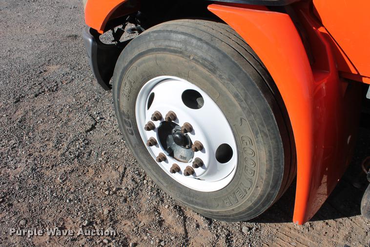 image for item DB5088 2009 International DuraStar 4300 bucket truck