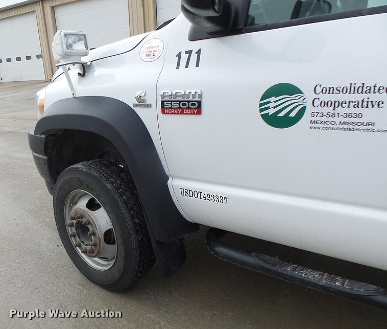 image for item DB9825 2009 Dodge Ram 5500 bucket truck