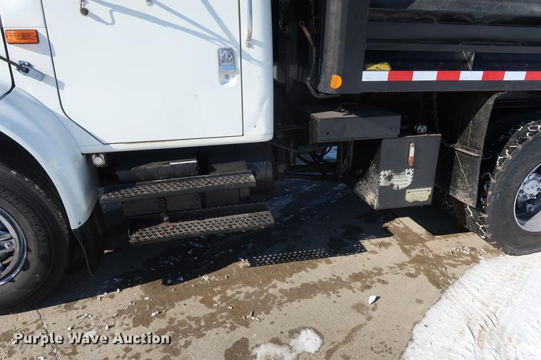 image for item DD9083 2000 International 4900 dump truck