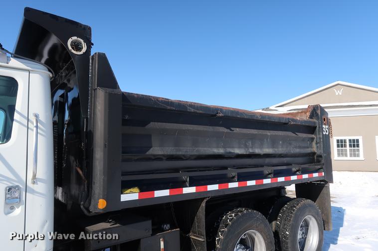 image for item DD9083 2000 International 4900 dump truck