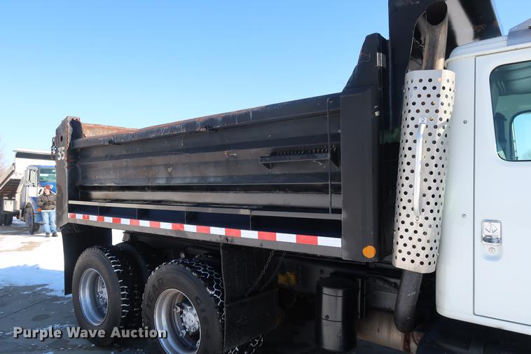 image for item DD9083 2000 International 4900 dump truck