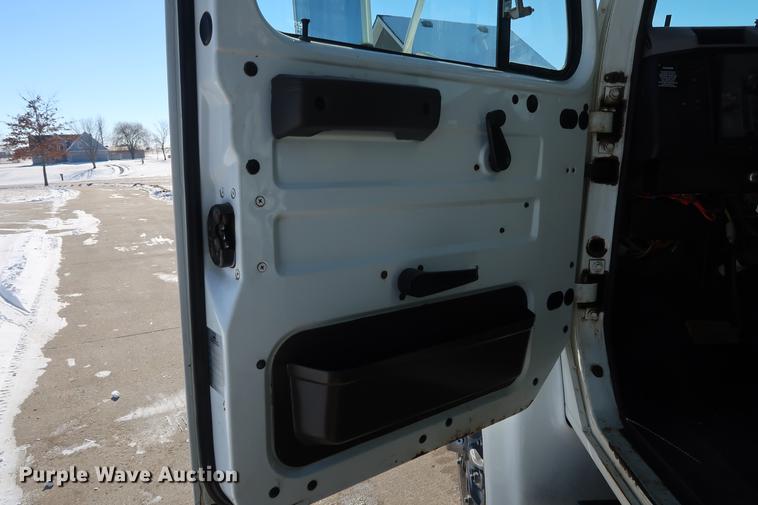 image for item DD9083 2000 International 4900 dump truck