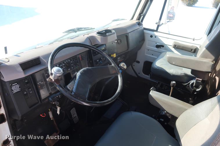 image for item DD9083 2000 International 4900 dump truck