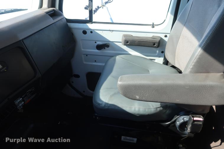 image for item DD9083 2000 International 4900 dump truck