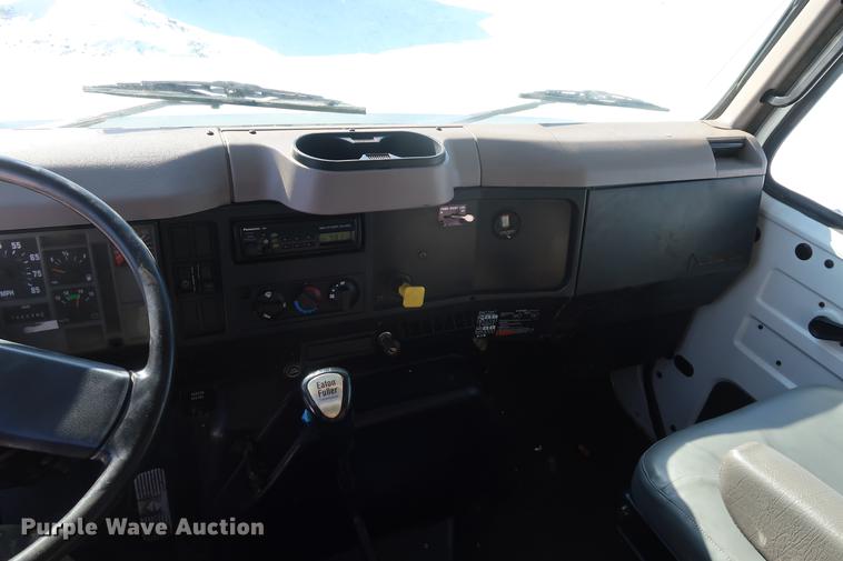 image for item DD9083 2000 International 4900 dump truck