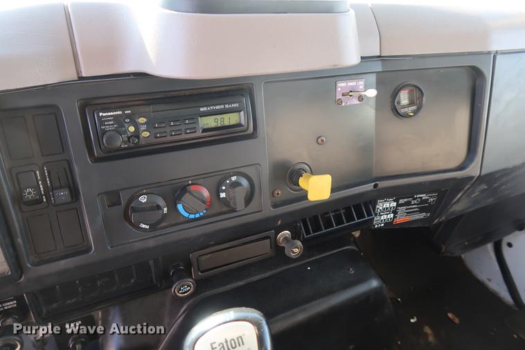 image for item DD9083 2000 International 4900 dump truck