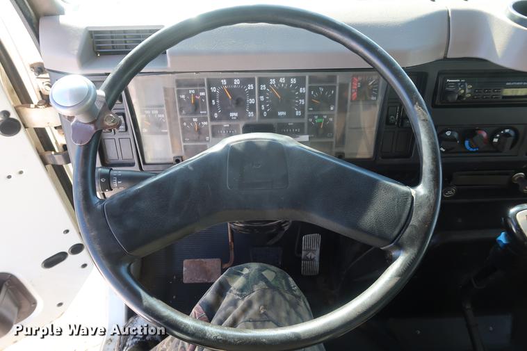 image for item DD9083 2000 International 4900 dump truck