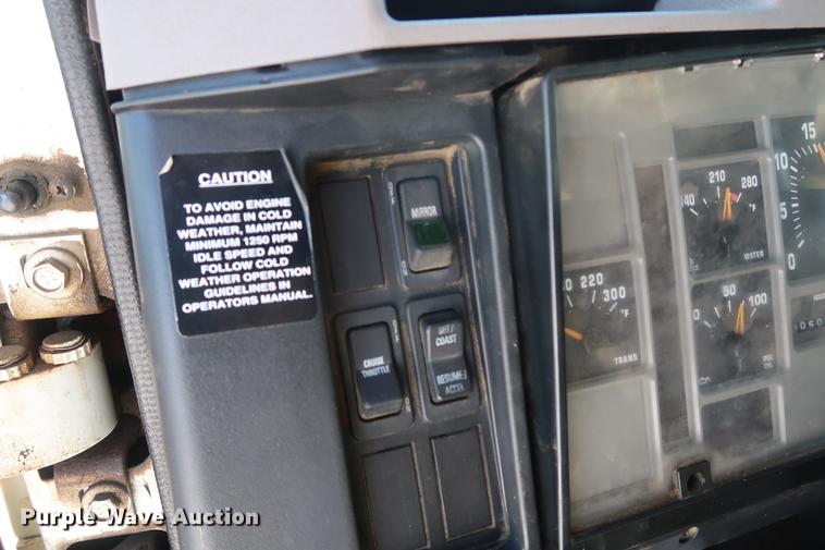 image for item DD9083 2000 International 4900 dump truck