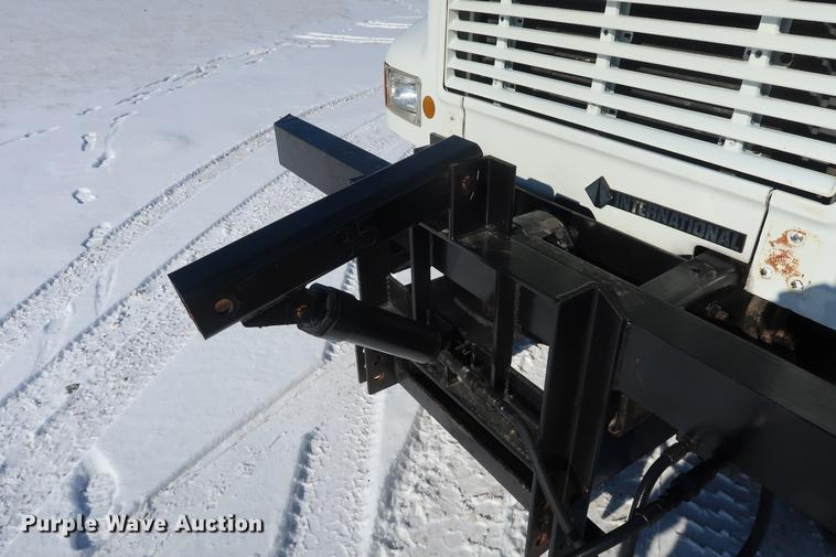 image for item DD9083 2000 International 4900 dump truck