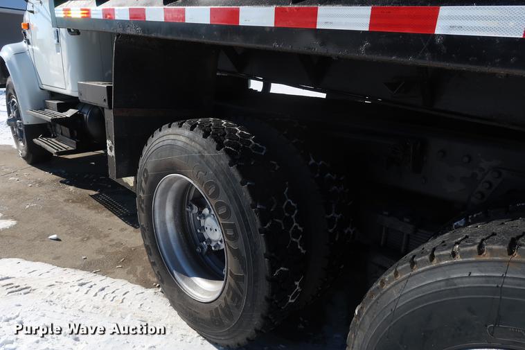 image for item DD9083 2000 International 4900 dump truck