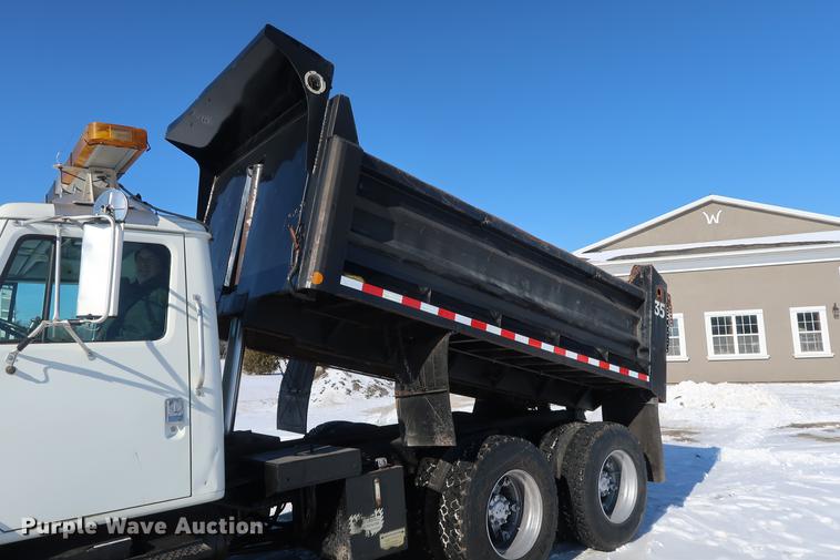 image for item DD9083 2000 International 4900 dump truck