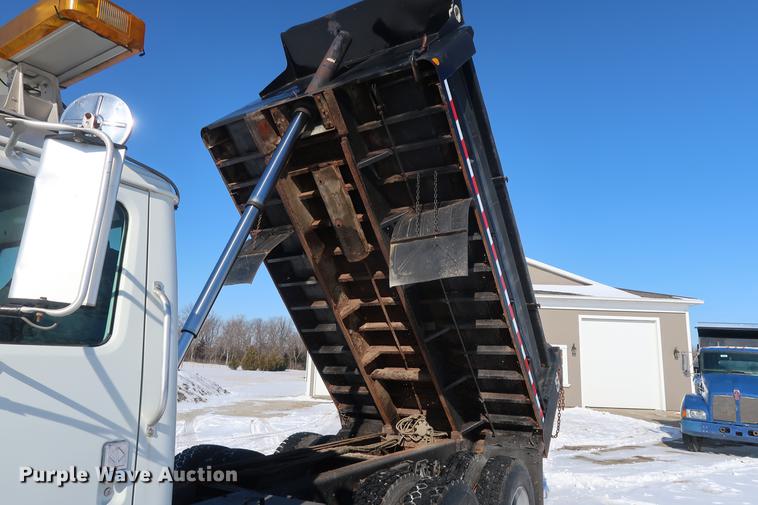 image for item DD9083 2000 International 4900 dump truck