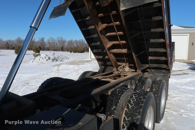 image for item DD9083 2000 International 4900 dump truck