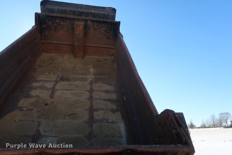 image for item DD9083 2000 International 4900 dump truck