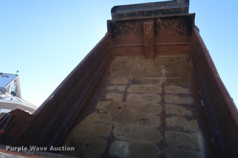 image for item DD9083 2000 International 4900 dump truck