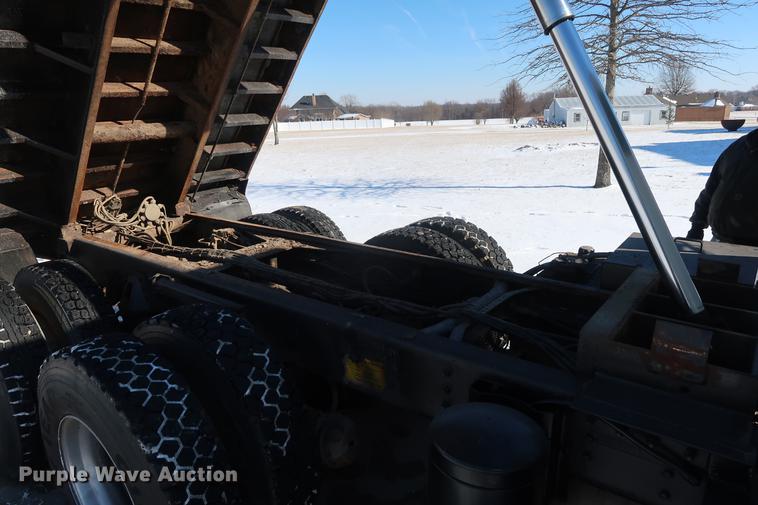 image for item DD9083 2000 International 4900 dump truck